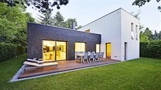 Architektonickou kompozici domu tvo�í dv� navzájem kolmé hmoty tvaru kvádru....