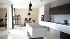 Moderní kuchyň je velmi prostorná, ale díky barevnému a designovému řešení...