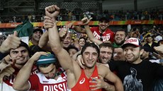 Ruský zápasník Abdulrašid Sadulajev se raduje z olympijského zlata v kategorii...