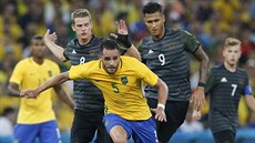 Brazilský fotbalista  Renato Augusto uniká nmecké obran.