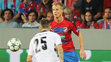 Plzeský fotbalista David Limberský sleduje hru.