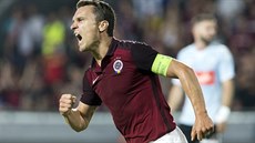 Sparanský kapitán David Lafata se raduje z gólu, kterým sníil na 1:2.