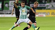 Dominik Ma�ek (vlevo) z Bohemians bojuje o mí� s Tomá�em Hübschmanem z Jablonce.