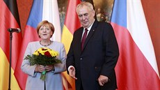 Angela Merkelová pi praském setkání s Miloem Zemanem (25. srpna 2016).