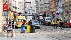 V olomoucké ulici v centru msta se na chodník zítil kus zdi domu.