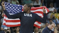 Americký basketbalista Kevin Durant slaví olympijské zlato z Ria. V pozadí...