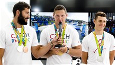 Lukáš Krpálek (uprostřed) se chlubí zlatou olympijskou medailí z Ria. Josef...