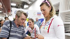 Barbora Špotáková (vpravo) a Zuzana Hejnová rozdávají autogramy po návratu z...