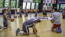 Americký trenér Ken Scalabroni dohlíí na úastníky basketbalového kempu Tomáe...