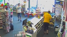 Kamera zachytila zlod�je, který v Jarom��i ukradl Lego za 8 tisíc korun.
