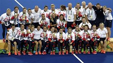 Britské pozemkářky hrdě pózují se zlatými medailemi.