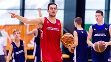 UITEL Z NBA. Tomá Satoranský radí mladým basketbalistm na svém tréninkovém...