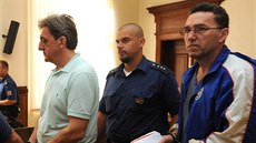 U Krajského soudu v Brn� za�alo lí�ení se Srby Draganem Radinkovi�em (vlevo) a...