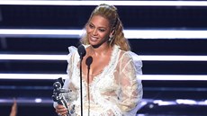 Beyoncé se soškou za Video roku na předávání cen hudební televize MTV (New...