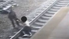 Obtavec zachránil mue ped jedoucím vlakem