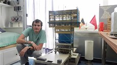 Petr Kubinský s modelem dolu Petr Bezru�, na kterém ji� n�jaký �as pracuje.