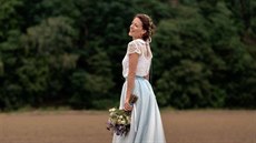 Nev�sta Andrea Kereste�ová v �atech Sophistic by Veronika a kyticí z MatFlowers...
