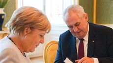 Milo Zeman pedává Angele Merkelové Osudy dobrého vojáka vejka. (25. srpna...
