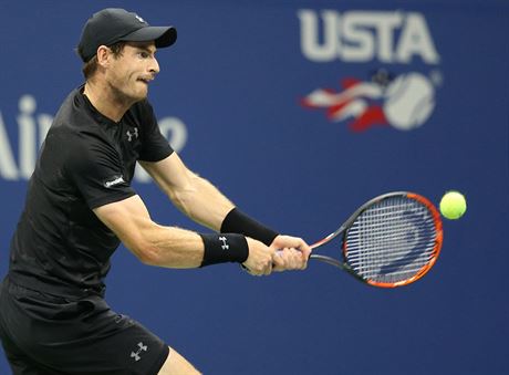 Britsk tenista Andy Murray trefuje mek v utkn 1. kola US Open.