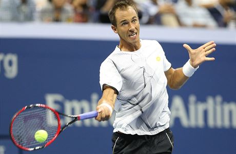 esk tenista Luk Rosol bojuje na US Open proti Murraymu.