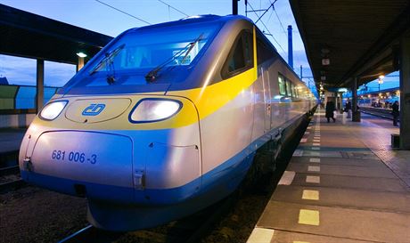 Kvli strenému traknímu vedení uvázla na trati i jedna souprava pendolino. Ilustraní snímek