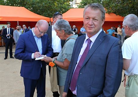 Ministr zdravotnictví Svatopluk Nmeek byl jako první na kobereku u premiéra Bohuslava Sobotky