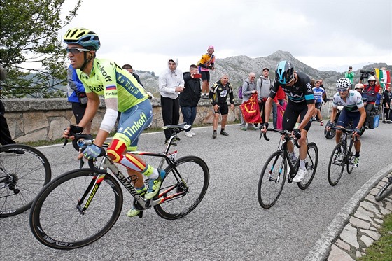 Chris Froome pi své stíhací jízd na Lagos de Covadongu dojídí a pedjídí...