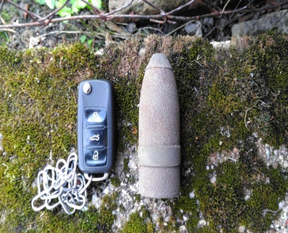 Dlostelecký granát objevený nedaleko od Kaceova na Sokolovsku.