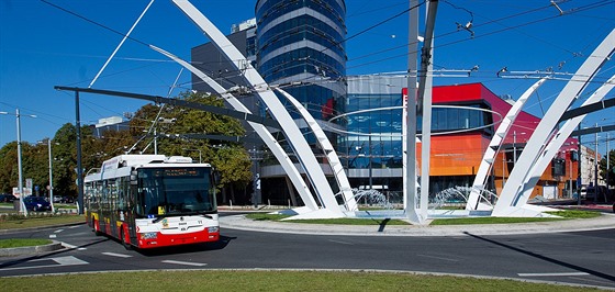 Trolejbus na nové kiovatce Koruna v centru Hradce Králové.