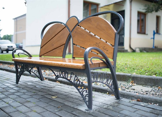 Díky umístění uprostřed Masarykova náměstí nabídne lavička výhled na tři z...