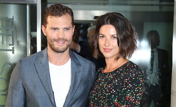 Jamie Dornan a jeho manelka Amelia Warnerová na britské premiée filmu...