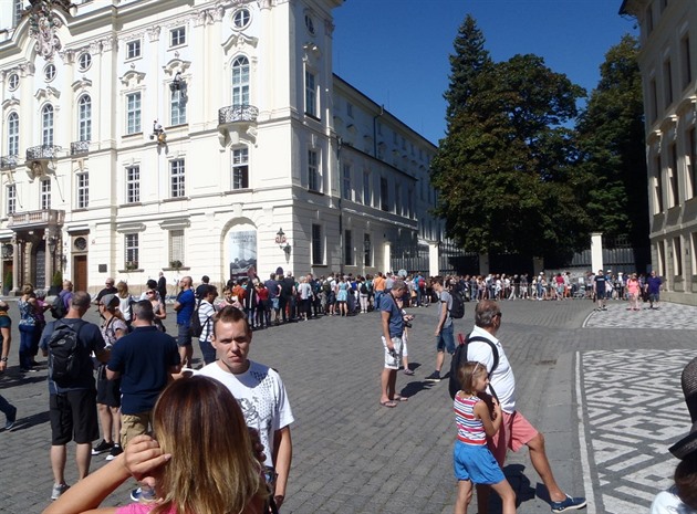 Fronta lidí, kteří na Hradčanském náměstí čekají na vstup na IV. nádvoří...