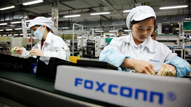 Pracovnice montání linky spolenosti Foxconn