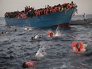 Italské námonictvo, lod nkolika nevládních organizací a dalí plavidla v...