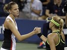 eská tenistka Karolína Plíková pijímá gratulace od americké soupeky...