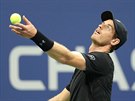 Britský tenista Andy Murray podává v utkání 1. kola US Open.