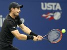 Britský tenista Andy Murray trefuje míek v utkání 1. kola US Open.