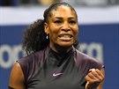Amerianka Serena Williamsová se raduje z úspného vstupu do US Open proti...