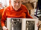 Josef Janar pamatuje naten filmu a ukazuje fotografii s Jiinou Bohdalovou.