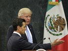 Americký prezidentský kandidát Donald Trump s mexickým prezidentem Enriquem...