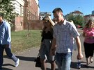 Luká Neesaný odchází s manelkou od Vrchního soudu v Praze