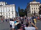 Fronta lidí, kteří na Hradčanském náměstí čekají na vstup na IV. nádvoří...