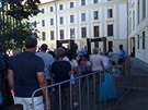Policejní kontrola pi vstupu na IV. nádvoí Praského hradu.