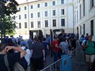 Policejní kontrola pi vstupu na IV. nádvoí Praského hradu.