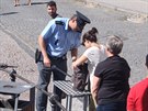 Policejní kontrola pi vstupu do Praského hradu z ulice Na Opyi a od Starých...
