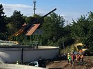 V Mikovicích spadl autojeáb na rodinný dm (30.8.2016).