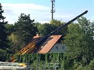 V Mikovicích spadl autojeáb na rodinný dm (30.8.2016).