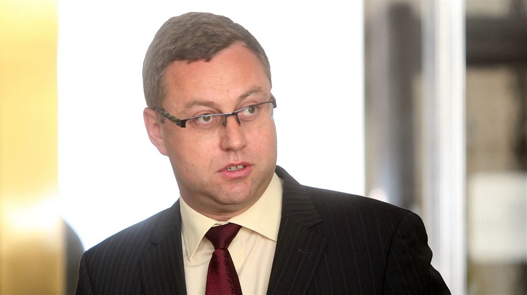 Státní zástupce Pavel Zeman p�ichází na jednání poslanecké vy�et�ovací komise,...