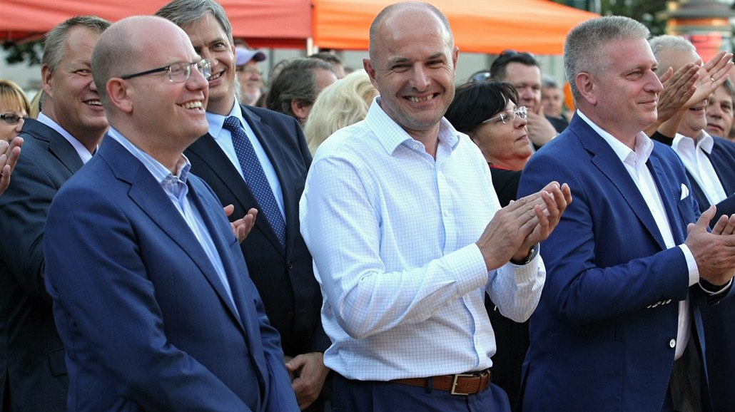 Premiér Bohuslav Sobotka a lídr plze�ské kandidátky �SSD Josef Bernard p�i...