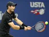 Britsk tenista Andy Murray trefuje mek v utkn 1. kola US Open.